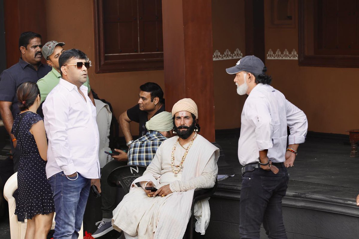 AkshayKumar𓃵 sir as #ChhatrapatiShivajiMaharaj on the sets of #VeerDaudleSaat.

Directed by: @manjrekarmahesh