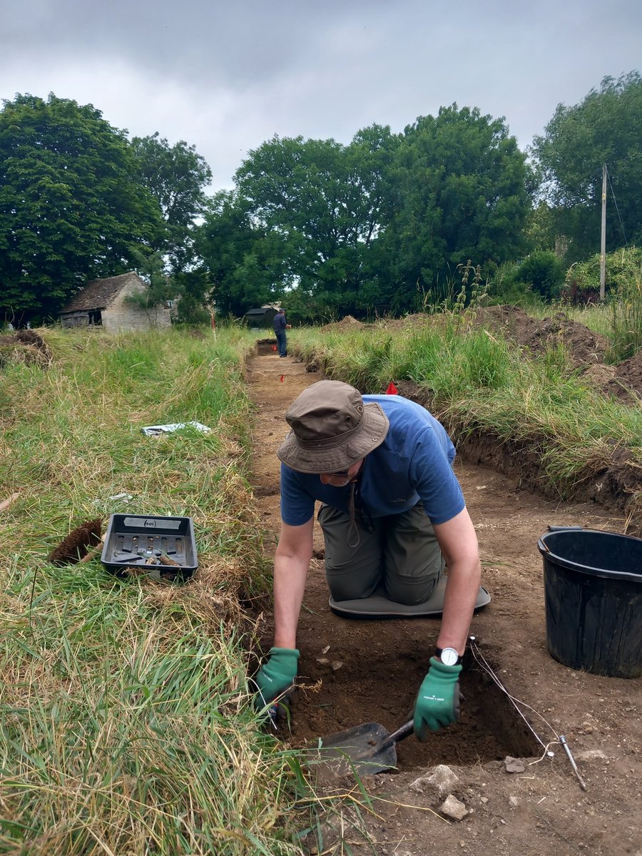 CotswoldArch's tweet photo. 1/2 Sondages, slots, and sections! It's all go on day two of #kelmscottdig. The volunteers have been investigating several linears identified yesterday, and we are starting to get finds! @KelmscottManor #communitydig https://t.co/ftV52JgcKg