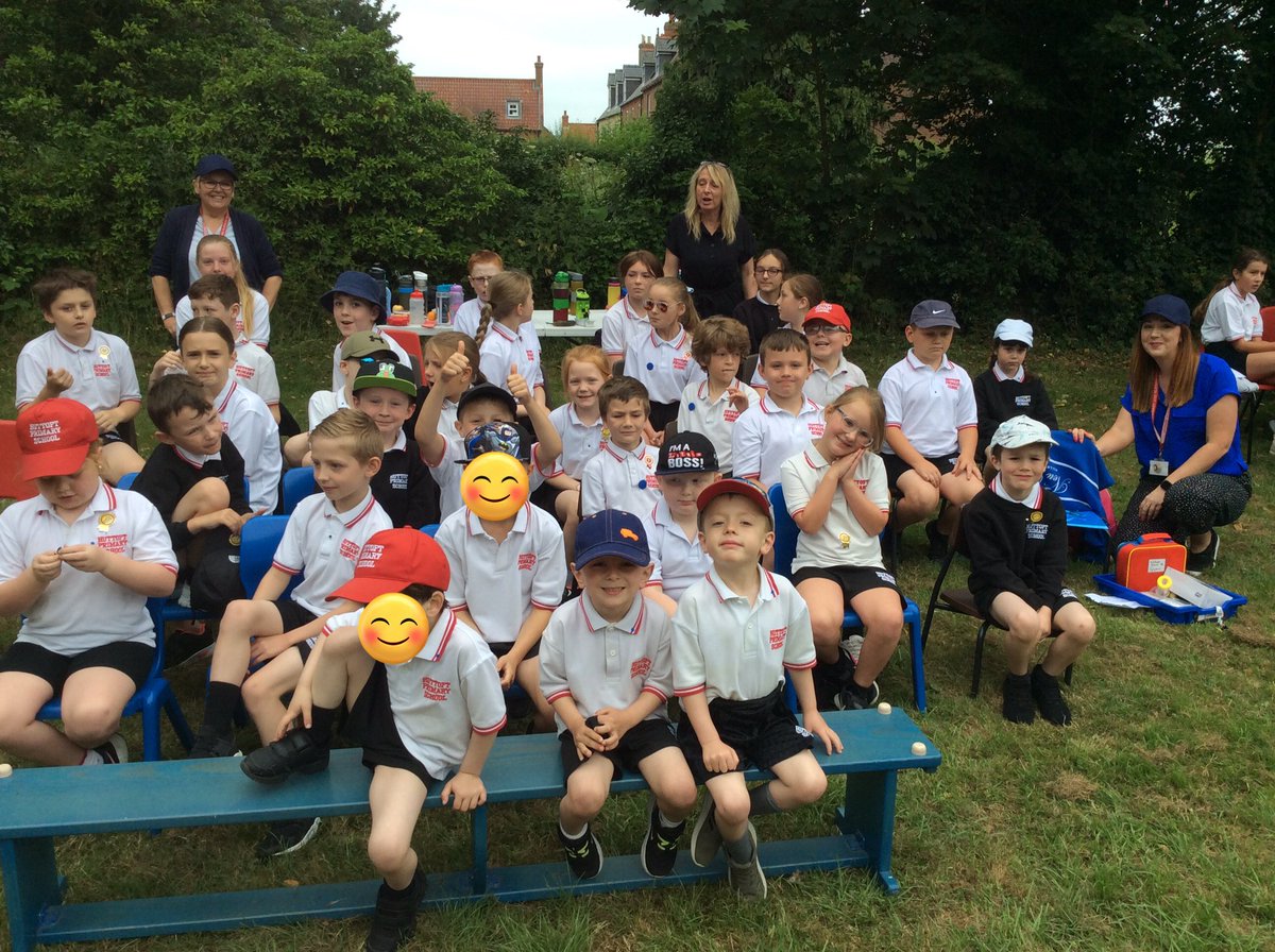 💙 Queen Elizabeth I house team, the staff were all so proud of you ALL today on Sports Day, trying your best and supporting one another with your words and actions, demonstrating our Huttoft School Values. 💙