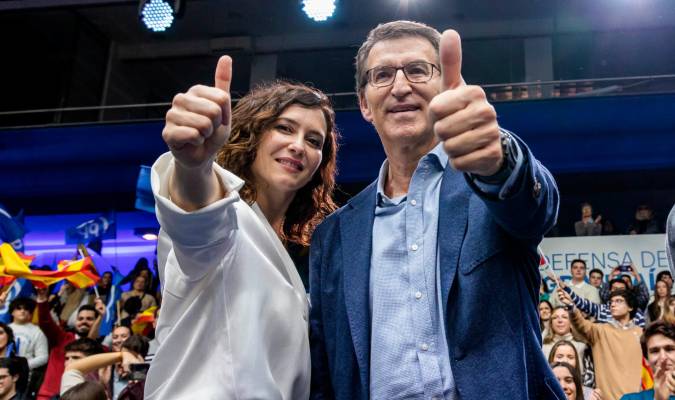 Rafael_Narbona's tweet photo. LA DERECHA ESPAÑOLA: MUERA LA INTELIGENCIA

Está claro que para ser político no hace falta estudiar. Núñez Feijóo afirma que 2x10 arroja como resultado 22, confunde Andalucía con Extremadura y asegura que el cristianismo jamás ha cometido actos violentos, obviando las Cruzadas y el Santo Oficio. Díaz Ayuso sostiene que la civilización comienza con Cristo, ignorando a Sócrates, Platón y Aristóteles. No hay que sorprenderse por estos alardes de cultura. El ínclito Aznar ubicó el motín de la Granja en el siglo XVIII y Esperanza Aguirre envió una carta plagada de errores ortográficos a los profesores de enseñanza secundaria de Madrid.

Santiago Abascal, con una cultura incluso superior, se ha aventurado a enmendar las reglas de la sintaxis, contando en un mitin que a Vox le habían "escribido" en las redes sociales para agradecer su defensa del español. Solo las mentes perversas y malintencionadas no han comprendido que Abascal pretende emular las audaces innovaciones de Juan Ramón Jiménez, partidario de reformar la ortografía. 

La Segunda República contó con grandes intelectuales como Manuel Azaña, Julián Besteiro y Fernando de los Ríos. Ya sabemos cómo acabó. Por eso hay que celebrar que cráneos privilegiados como Núñez Feijóo, Díaz Ayuso y Abascal vayan a dirigir el destino de España. Como vociferó Millán Astray en el paraninfo de la Universidad de Salamanca, "Muera la inteligencia". España no necesita intelectuales, sino gambas, cañitas y castañuelas.