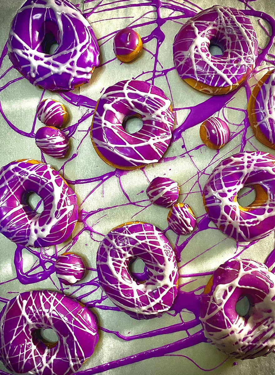 🍩Almond glaze doughnuts 🍩 
Need help smashing these!🤤

#yummy #tuesdayvibe #sweets #breakfast #foodphotography #foodpic #chef