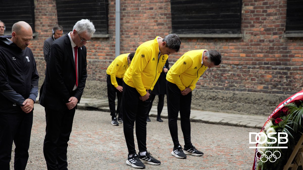 Niemals vergessen.

Im Rahmen der 3. European Games in Krakau (Polen) hat eine Delegation des Team Deutschland am Dienstag die KZ Gedenkstätte Auschwitz-Birkenau besucht und in Gedenken an die Opfer des Nationalsozialismus einen Kranz an der Todeswand niedergelegt.

#NeverForget