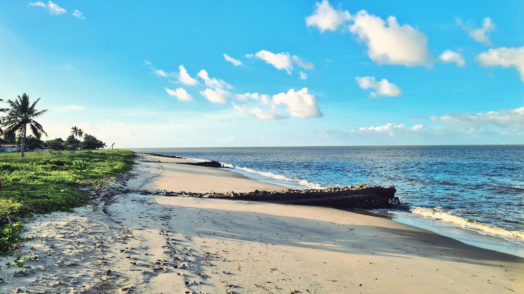 cadumzao's tweet photo. #LucenaPB, uma praia vazia, com poucas ondas em maré baixa e cenários belíssimos. #EuaAmo https://t.co/kbJ3JNbtNw