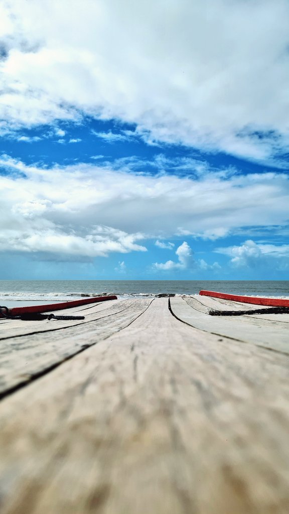 cadumzao's tweet photo. #LucenaPB, uma praia vazia, com poucas ondas em maré baixa e cenários belíssimos. #EuaAmo https://t.co/kbJ3JNbtNw