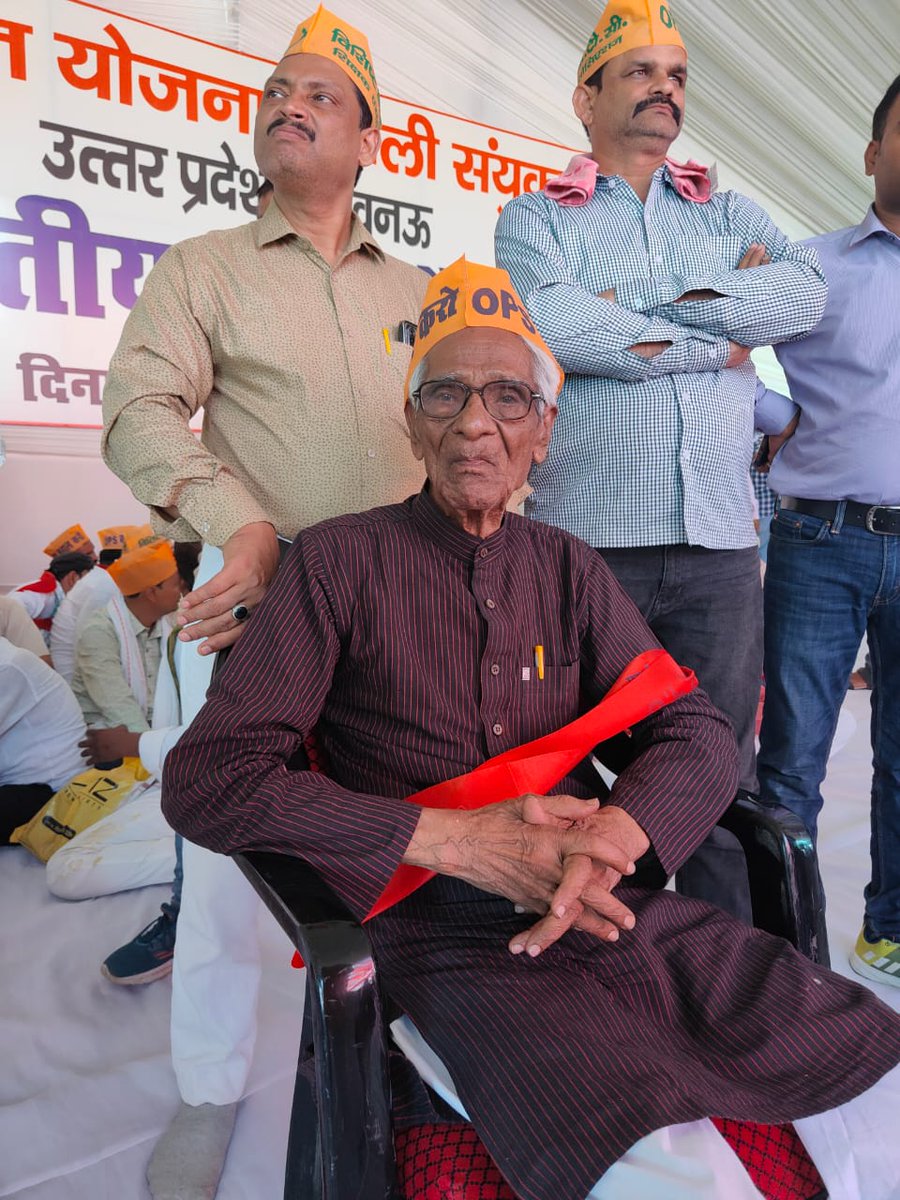 dsnrmulko_2003's tweet photo. ज्वाइंट फोरम फॉर रेस्टोरेशन ऑफ ओल्ड पेंशन स्कीम की उत्तर प्रदेश इकाई के तत्वाधान में पुरानी पेंशन बहाली हेतु आयोजित प्रांतीय हुंकार रैली में आज लाखों की संख्या में केंद्रीय व राज्य सरकार के कर्मचारी तथा शिक्षक उमड़े। @ShivaGopalMish1 @RailMinIndia @NRMU_NR @drm_lko @upsejc_lko https://t.co/bur0OfcM3t