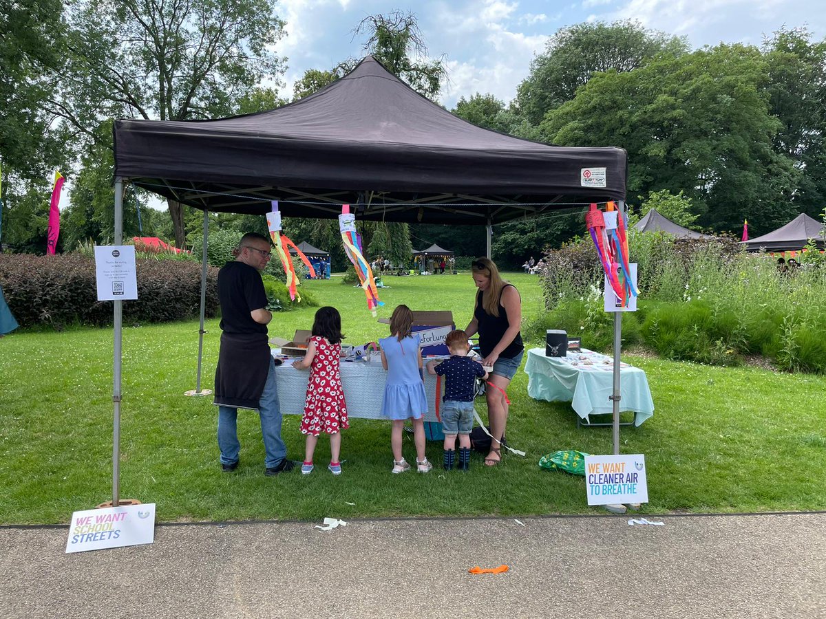 MumsForLungs's tweet photo. We really enjoyed the #Manchester Festival of Nature at the weekend, where we spoke to lots of people about the effect #AirPollution has on us and our #Environment. The sun shone for us and luckily we just managed to miss the rain at the end! #MFoN @MancNature https://t.co/O9MV1Fmky4