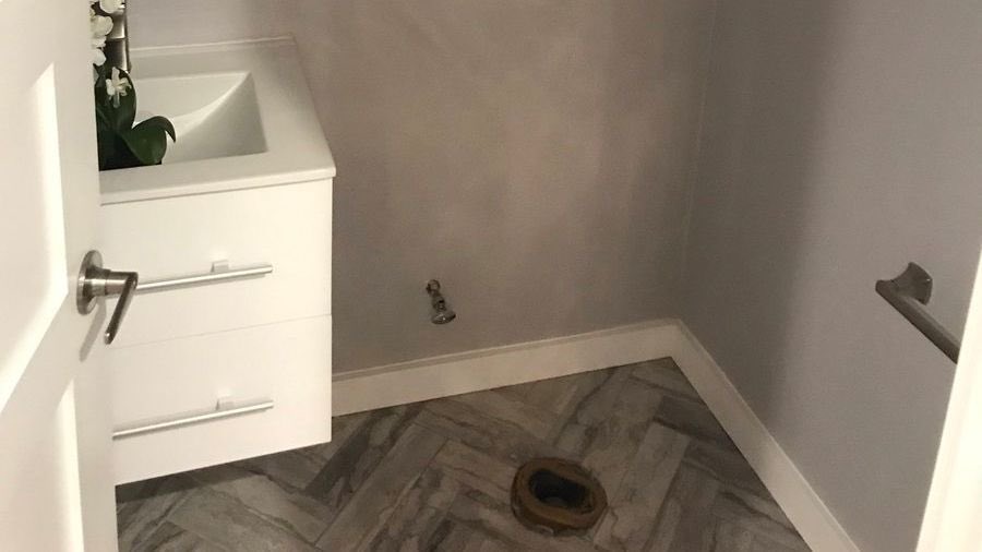 marvthoughts's tweet photo. Plugged the toilet at this girls house. Stole the toilet. Problem Solved. https://t.co/d2bimnLQw7