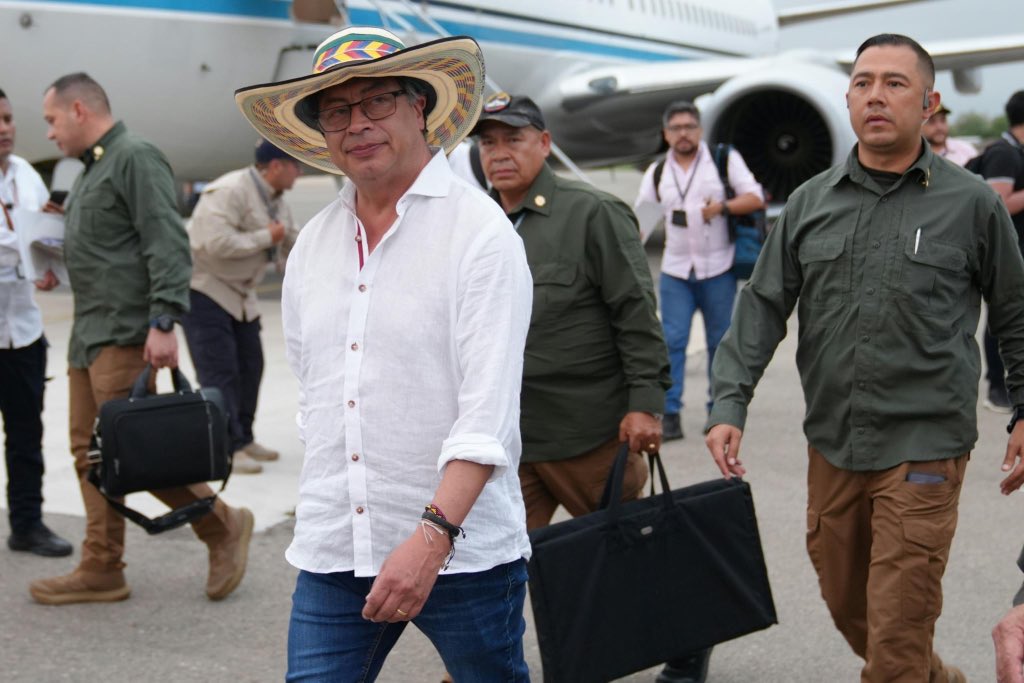 ElizbethCristi7's tweet photo. ¡Histórico! En Colombia pasamos del presidente que le respondía a la gente: ”¿De qué me hablas viejo?", a un presidente que establece un #GobiernoConElPueblo. Gustavo Petro sigue escuchando a las comunidades que por décadas fueron ignoradas para por fin generar un desarrollo integral en el país 🇨🇴💪