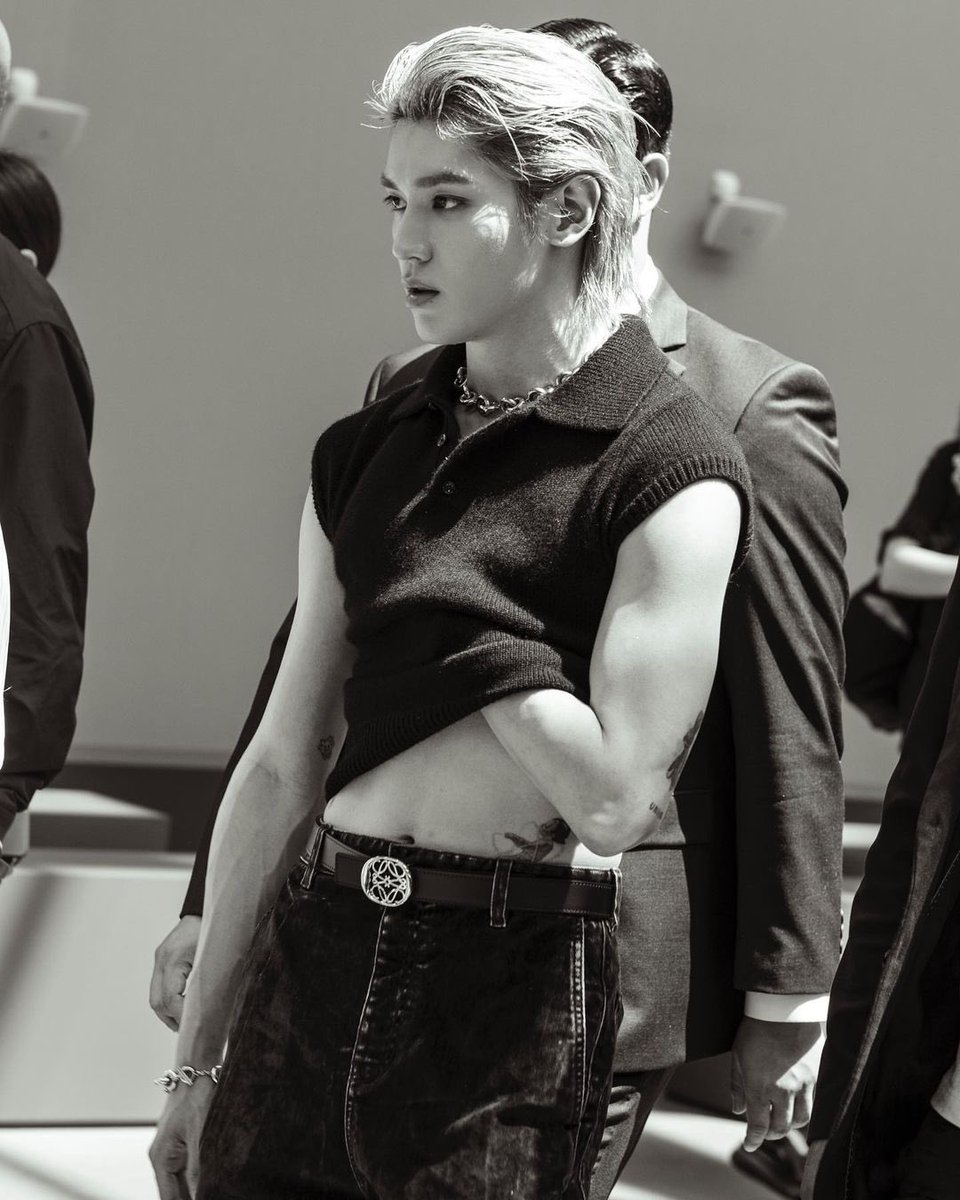 Loewe appointed their First Global Ambassador and this is what they decided to dress him. Jonathan Anderson set up a standard.  That Approachable is the new luxury. Bravo!

#LOEWESS24xTAEYONG 
#LOEWETAEYONG