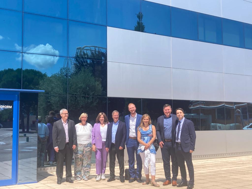 ¡La semana pasada tuvimos el honor de recibir a Hydro en nuestras instalaciones de Technoform Ibérica! Agradecemos su visita y la oportunidad de intercambiar ideas y fortalecer nuestra colaboración. ¡Seguimos avanzando juntos hacia un futuro más innovador y sostenible!