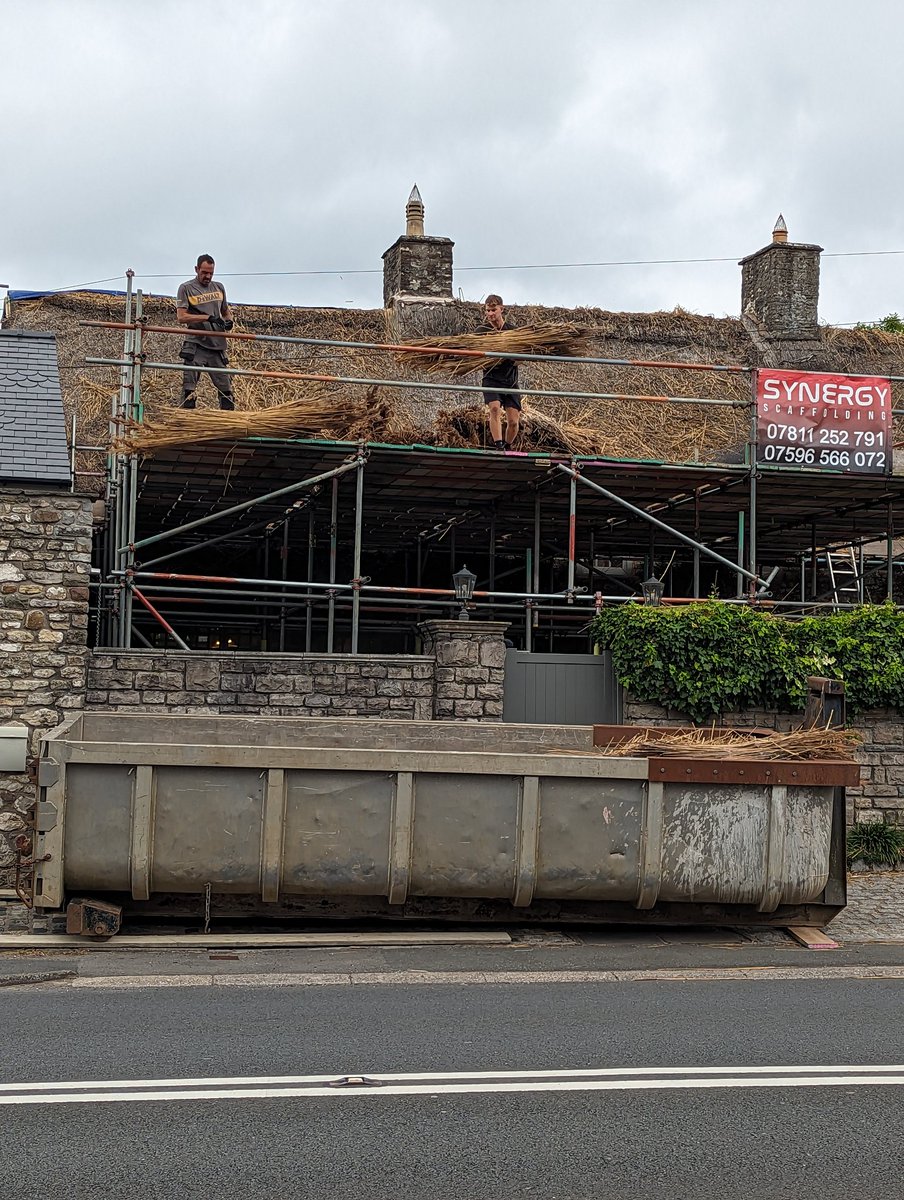 Thatched work on the former coaching inn #ThreeTuns at #StNicholas 
Ceased to be a pub in the late 19th century #ValeofGlamorgan 
Located on the busy A48