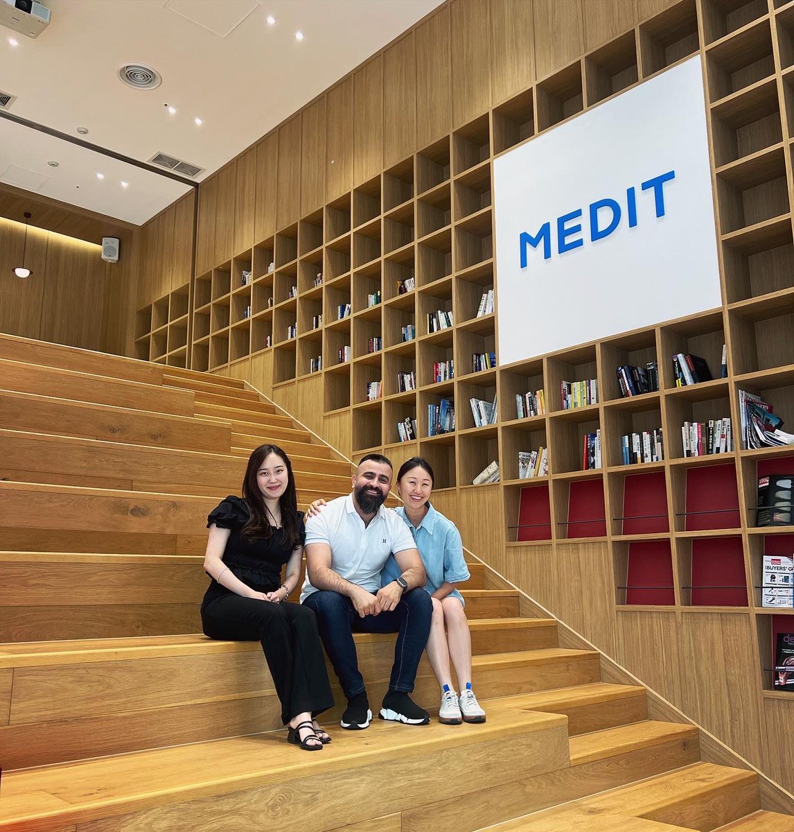 DrJegrDarbandi's tweet photo. Eid Mubarak From Seoul Korea 🇰🇷
Medit HeadQuarters 💙
#Medit #Korea #VANEST #Seoul #Iraq #UAE https://t.co/XivmY4S2J0