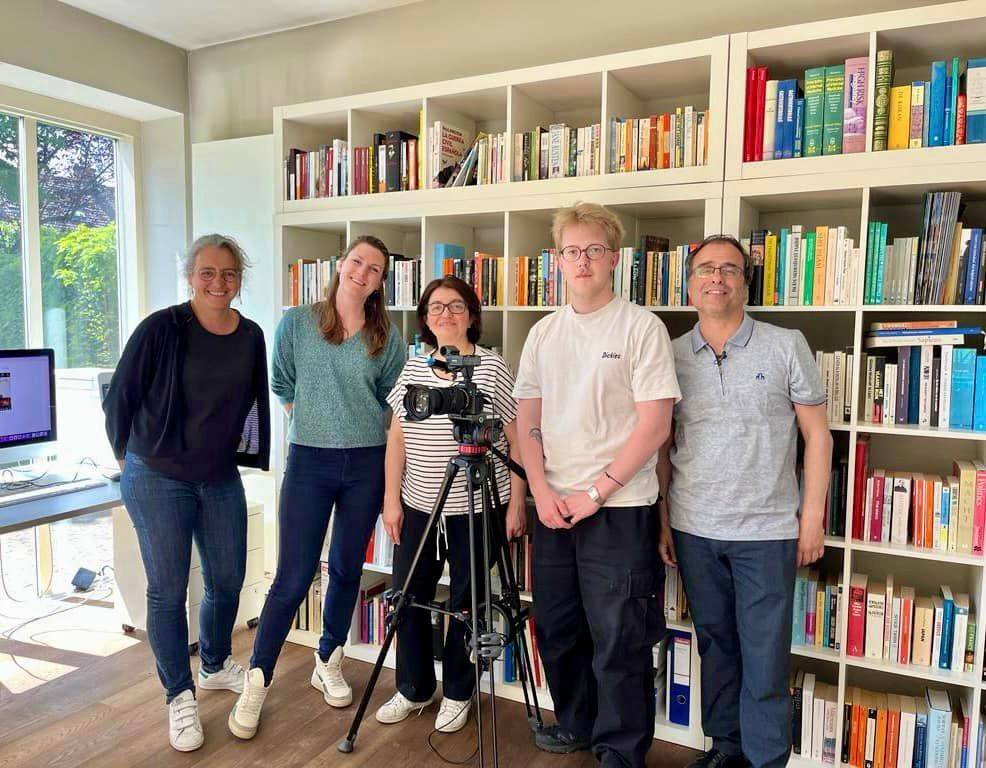 In voorbereiding op het #inspiratiemoment 'Burgerinitiatieven door mensen met een migratiegeschiedenis: een blinde vlek belicht’ op 21 september trokken we naar Burgerplicht vzw.

➡️Video: socius.be/maak-kennis-me…
➡️ Programma: socius.be/agenda/inspira…

🎥 <a href="/Mediaraven/">Mediaraven</a>