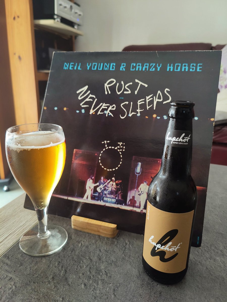 #Beer 🍻 & #Music with #NeilYoung & #CrazyHorse 🇺🇲🎙️🎸 #RustNeverSleeps 🎶🎵🎶 LP FR 1979 #BasqueBeer #Hapchot  #Vinylrecords #vinylcollection #vinylcommunity #vinyladdict #vinyljunkie 🤩👍🙏