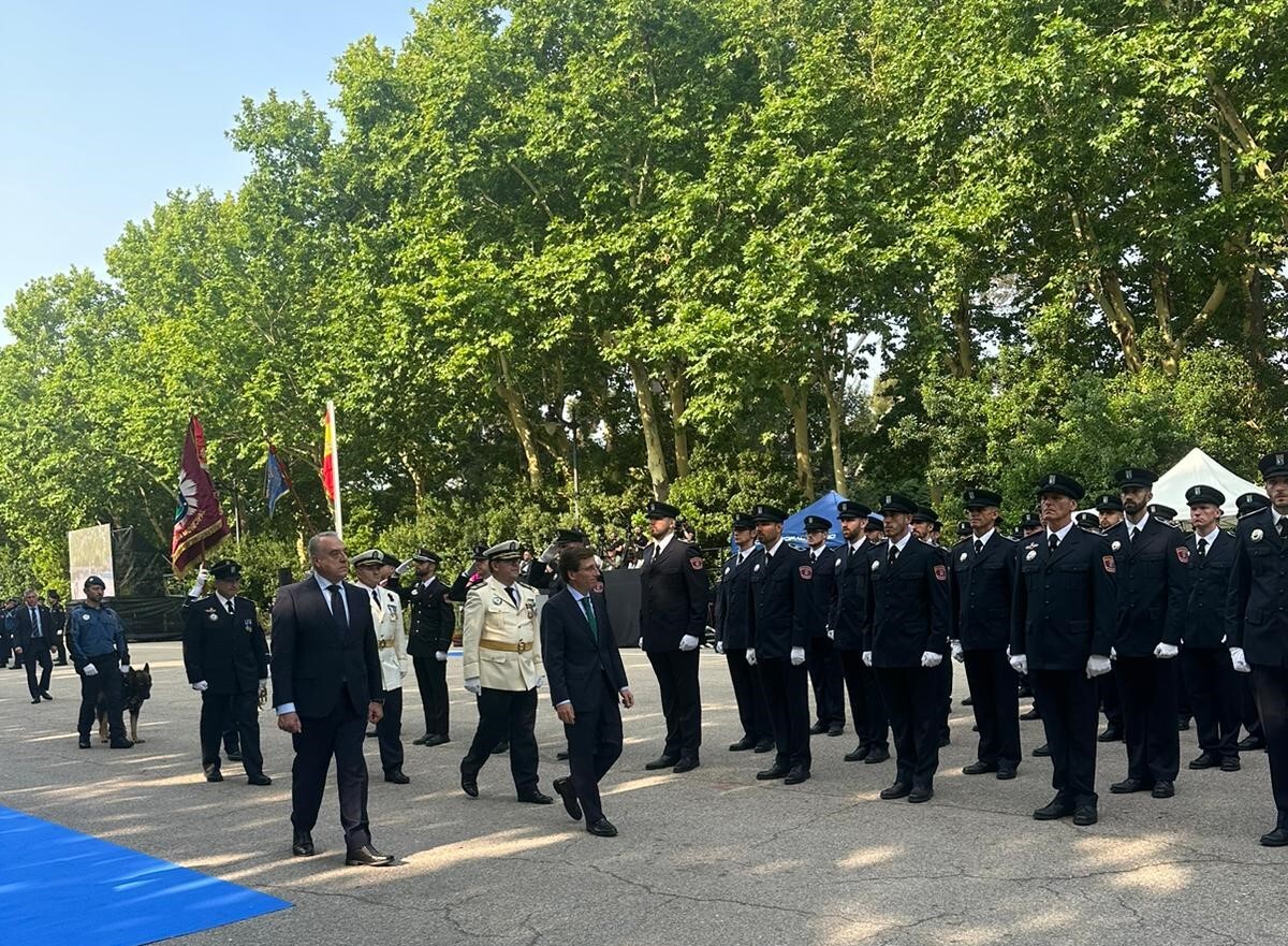 EmpleoCMadrid's tweet photo. 🎖 María Eulalia Sánchez Rodríguez, técnico de #PRL del #IRSST, recibe la Cruz al Mérito Profesional de la @policiademadrid el día de su festividad #SanJuanBautista.

➡ El galardón reconoce su estrecha colaboración con el grupo de siniestralidad laboral de la policía municipal. https://t.co/IUPhba3ElK