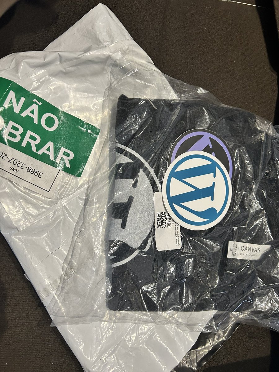 cantuaria's tweet photo. Olha o que chegou! Não sei quem pagou o imposto, mas obrigado @photomatt e @WordPress pelos mimos. #WordPress20Years https://t.co/roqbCB2MMD