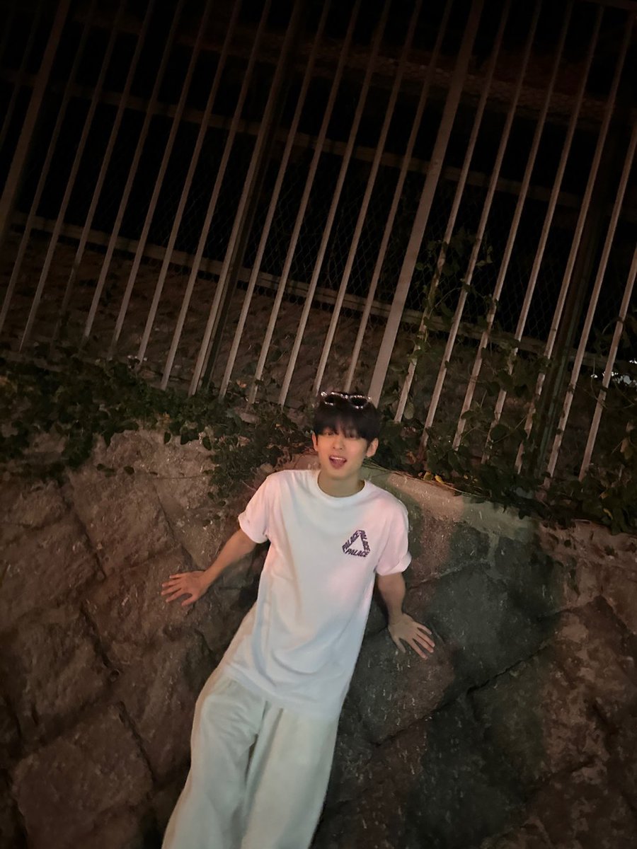 YOUNITE_twt's tweet photo. 비오는 날 밤산책☔️

#우노 #WOONO https://t.co/tMpUqtya7i