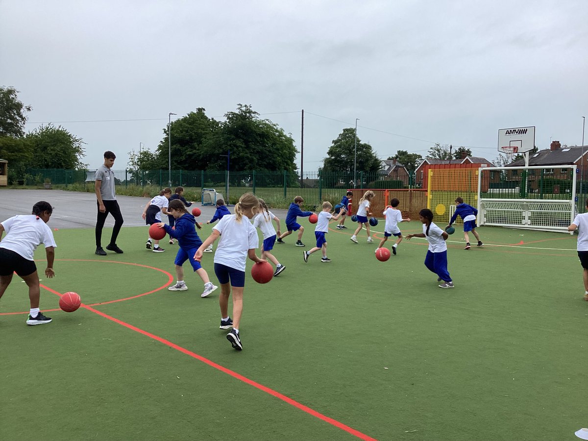 stpaulscps1's tweet photo. Year 3 had a brilliant basketball session with @_COLBC_  this afternoon developing their ball control! https://t.co/A6IPdCiqap