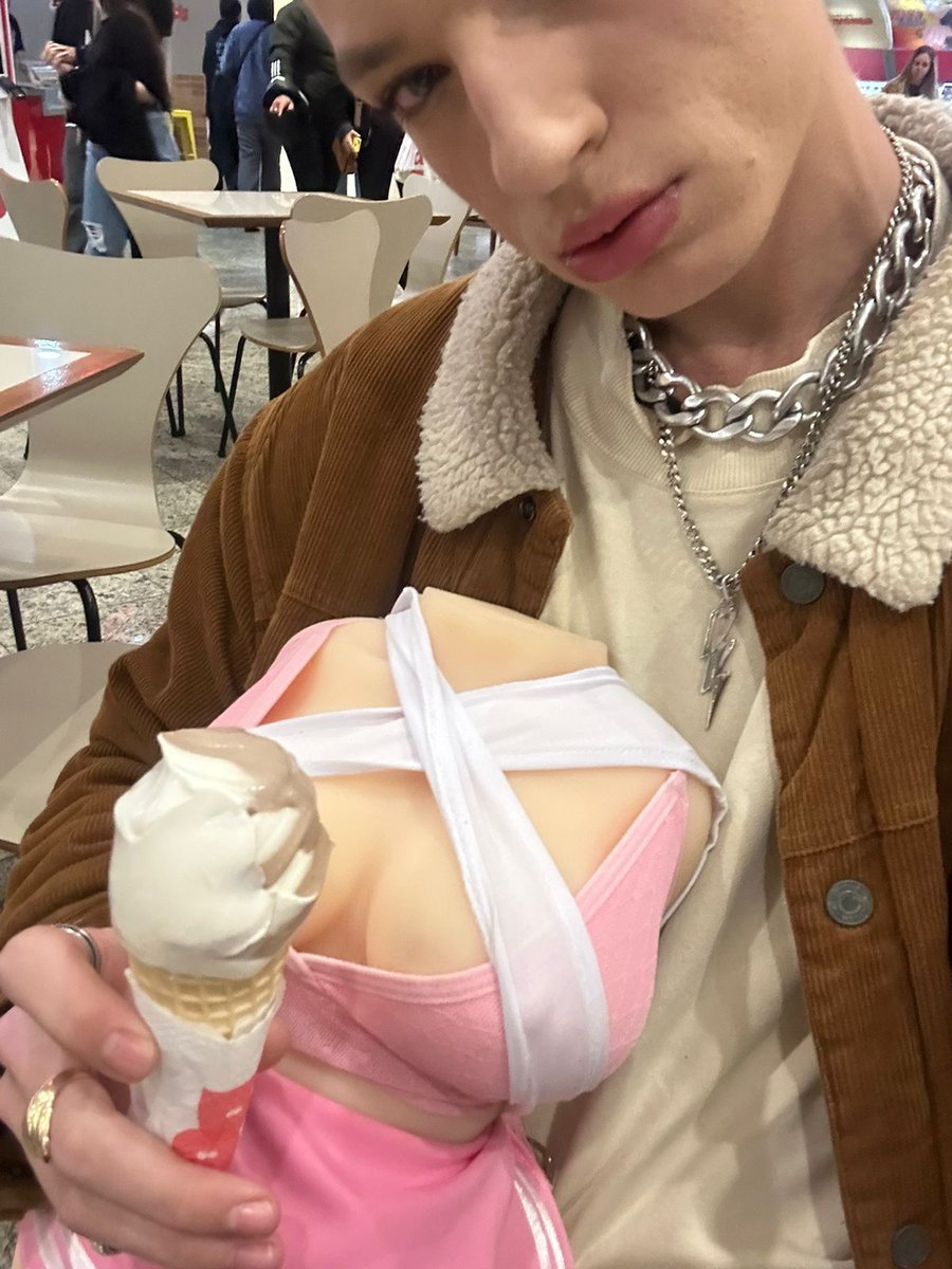 NeedToKnow__NTK's tweet photo. Man orders HEADLESS replica DOLL of influencer – says he is 'in love' and 'takes it to dinner and they watch movies together' https://t.co/lT8qk30tNV