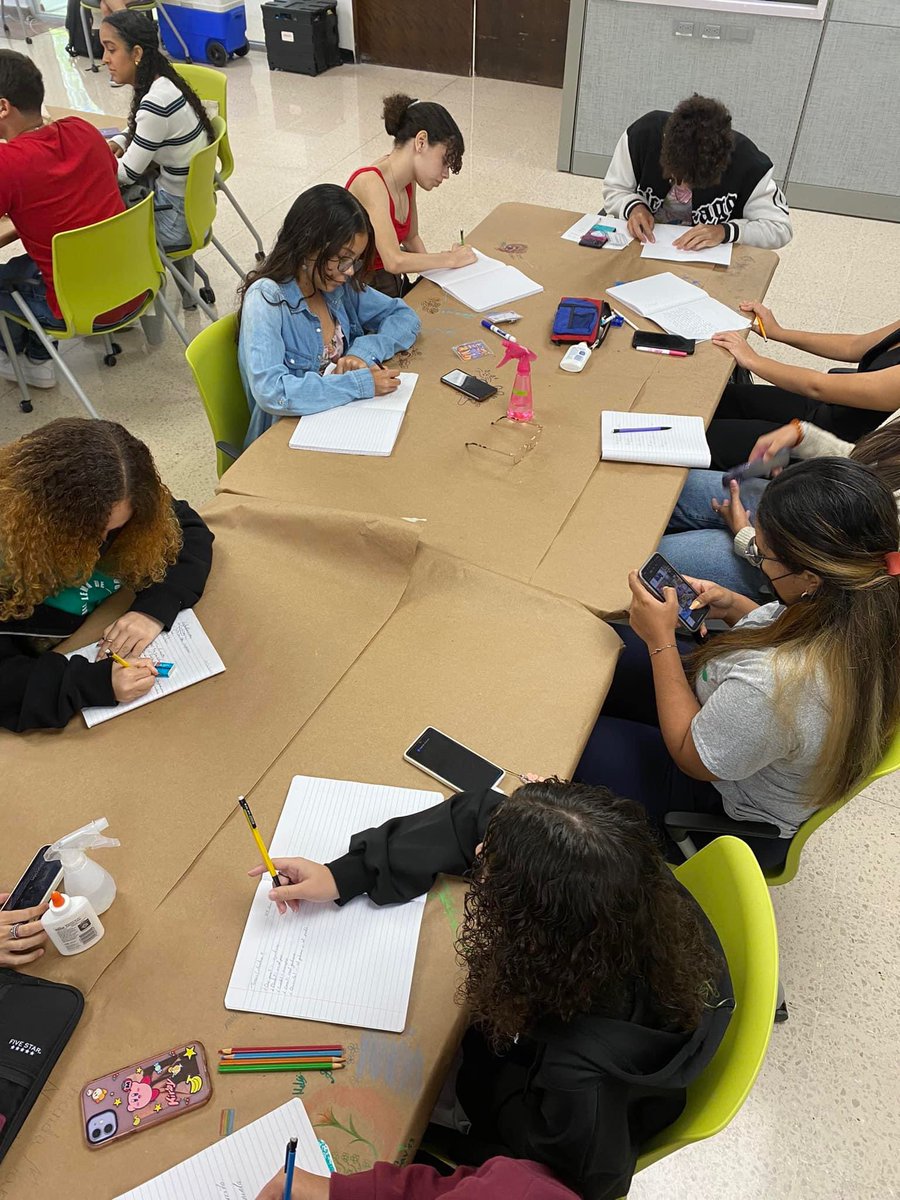 CuaRum's tweet photo. Día 5 - EduCUA 2023
Comenzamos con el taller “Contarme, contarte, contarnos: escritura de cróniCUAs” a cargo de nuestra comprometida colaboradora, Dra. Beatriz Llenin Figueroa, @EEEmergente. https://t.co/RuQlEI1EkB