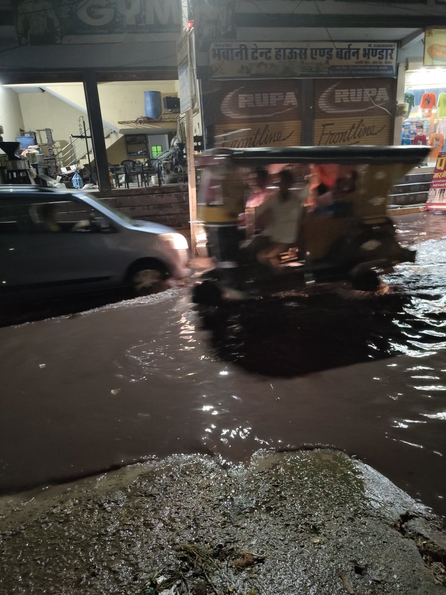 er_mansury's tweet photo. @ashokgehlot51 @RajCMO @DcDmSikar @SikarPolice 
Urgent attention is needed towards the water logging on Dhodh Road, Sikar. Even a slight rainfall disrupts the lives of residents. Clean surroundings r a basic human right &amp; we request immediate action to address this #WaterLogging https://t.co/euLz190WP0