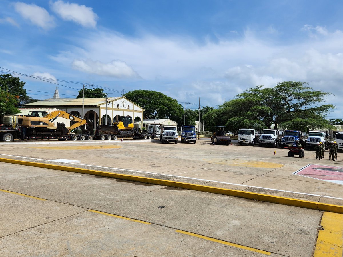petrogustavo's tweet photo. Primeros equipos militares en llegar a la Guajira para arreglar pozos y embalses de agua de cara a la emergencia de la sequía. https://t.co/6WdRcVhwOl