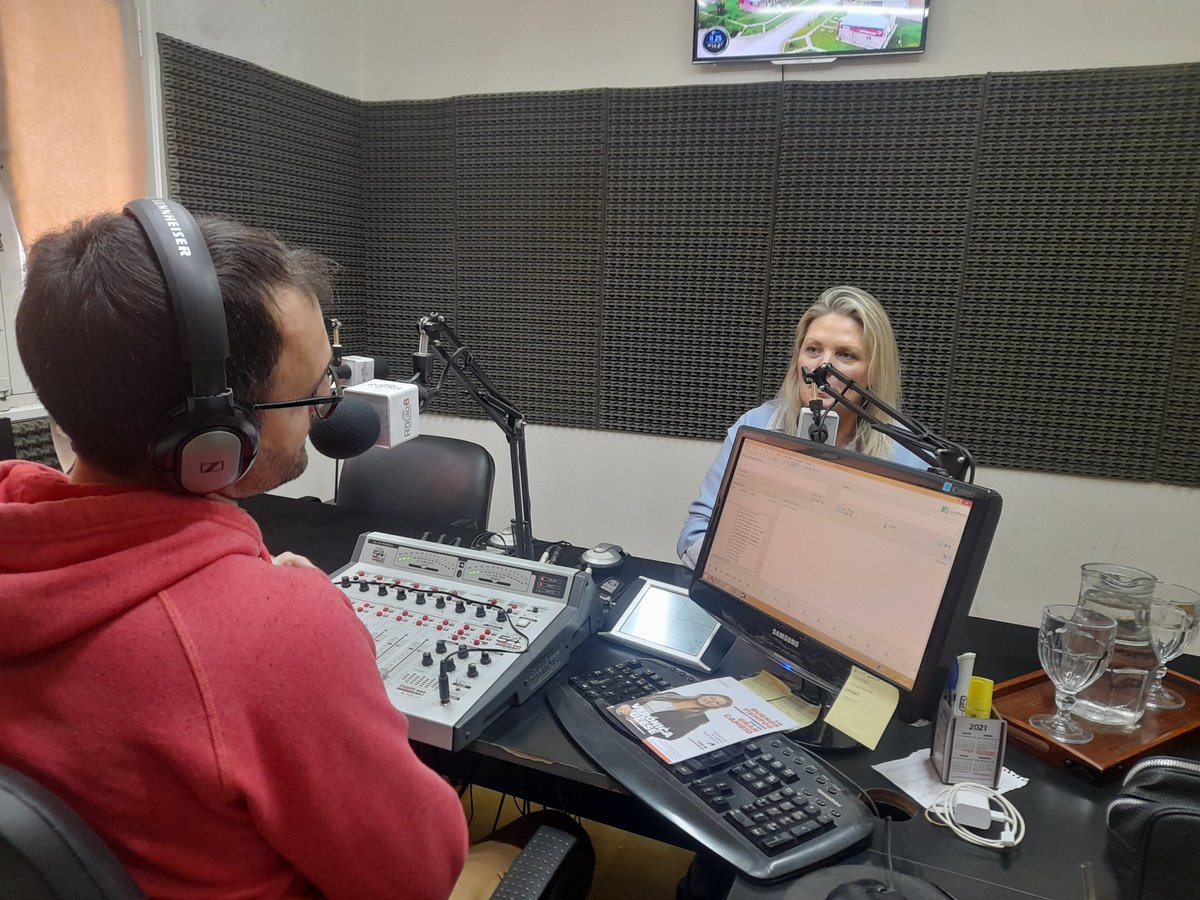 R8SantaClara's tweet photo. #Ahora En #NuestraMañana, recibimos a la precandidata a Senadora por el Dpto. Las Colonias, @GeeseVeronica. #Radio8 #TodoLoQuePasa https://t.co/75zxWSfVrY