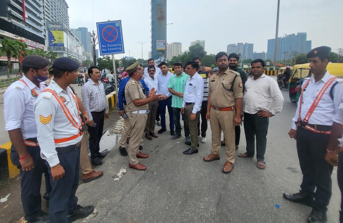 पर्थला पुल के शुरू होते ही ग्रेटर नोएडा वेस्ट के चारमूर्ति, ईटेडा तथा एक मूर्ति चौक पर लगने वाले जाम की समस्या से निपटने के लिए आज <a href="/OfficialGNIDA/">Greater Noida Industrial Development Authority</a> के एसीईओ <a href="/AmanDeepDuli/">Aman Deep Duli</a> जी, ओएसडी @VISHURAJASINGH जी एवं अन्य अधिकारी, <a href="/noida_authority/">NOIDA Authority</a> के DGM श्रीपाल भाटी एवं अन्य अधिकारी,