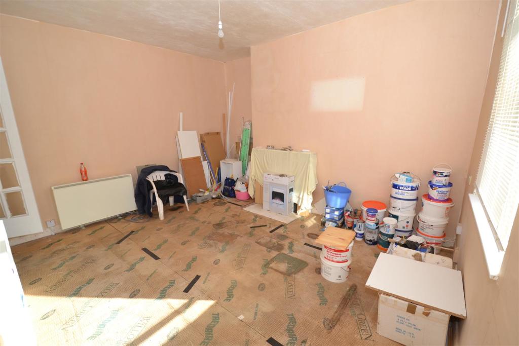 NEW TRADITIONAL AUCTION LOT - GUIDE PRICE; £62,000
- VACANT MID TERRACE
- SOME UPDATING REQUIRED
-DOUBLE BED, BATH/W.C
-LOCATED IN CLAYTON VILLAGE
-LOUNGE, KITCHEN, CELLAR
- UPVC D.G, STORAGE HEATERS
sharpesauctions.co.uk/.../4-bright-s…