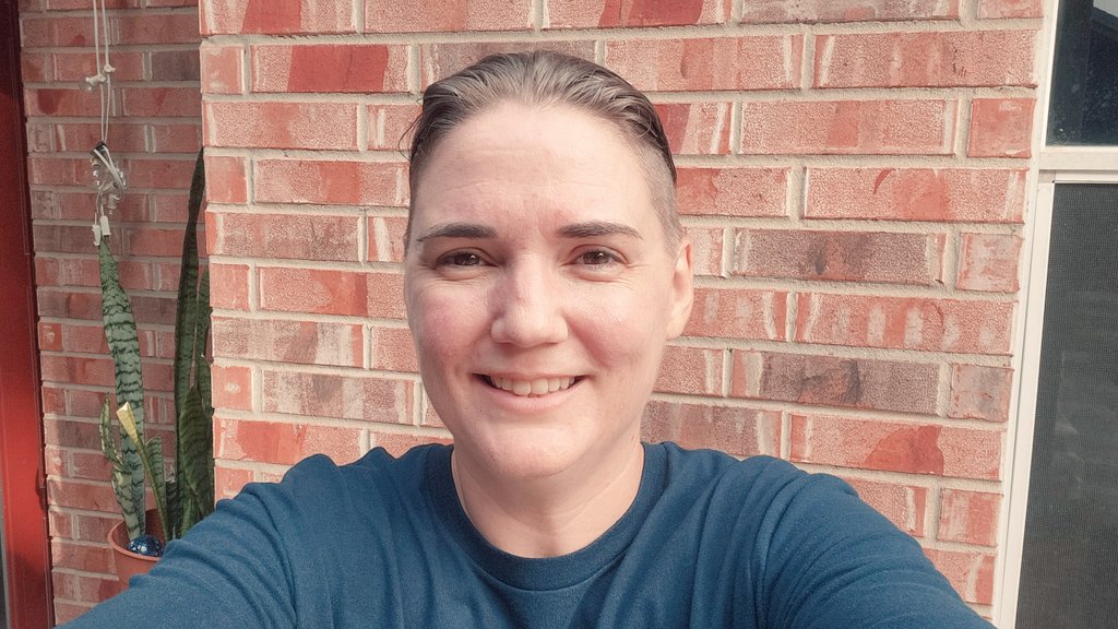 Ang_USL's tweet image. Hair pulled back, smile on, (somewhat rested 😏), now let's get this day going! We have a putting green install to finish up. 💪😎 #tuesdayvibe #backyardprojects ⛳️