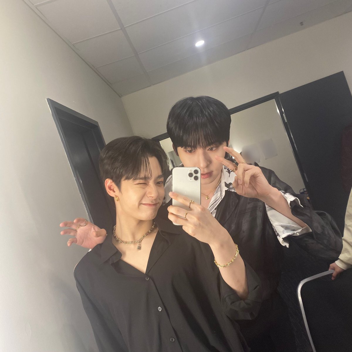 official_ONEUS's tweet photo. [#환웅]
내 친구 이거니 생일 축하해!!! https://t.co/xZ1ZECnfmu