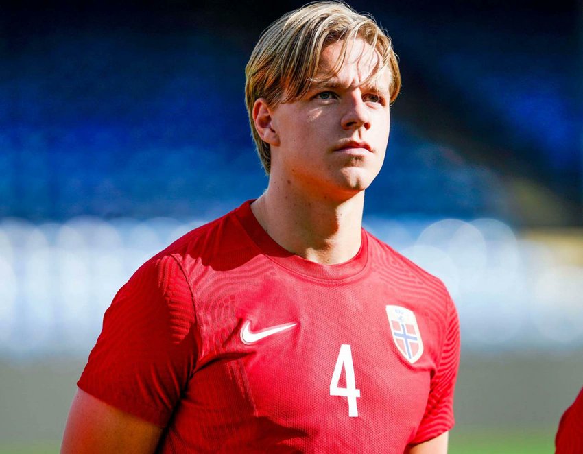 Galatasaray, Danimarkalı stoper Victor Nelsson’un takımdan ayrılma durumuna karşı Maik Nawrocki’yi transfer listesine ekledi.

Diğer alternatif Jasper Daland ise Belçika Ligi ekiplerinden Cercle Brugge takımında forma giyiyor.