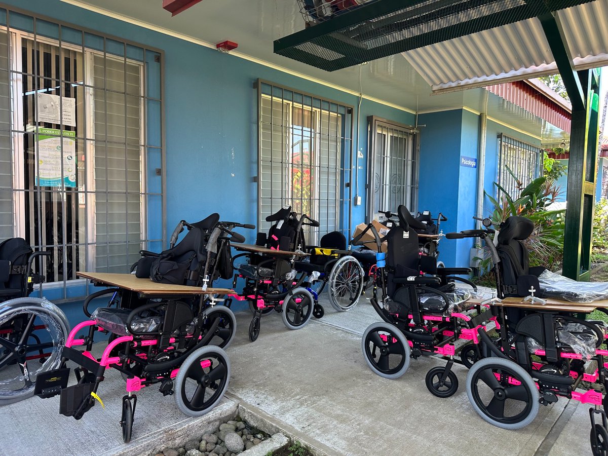 Hospital Guápiles impacta en la calidad de vida de usuarios y sus familias con la entrega de 55 sillas de ruedas.