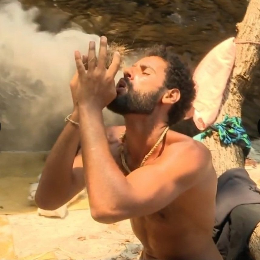 ▪︎ LA RESILIENCIA  es la capacidad de hacer frente a las adversidades de la vida, transformar el dolor en fuerza motora para superarse y salir fortalecido de ellas. Una persona resiliente comprende qué es el arquitecto de su propia alegría y su propio destino.
#SalvarAsraf 🤎