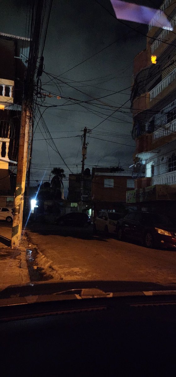 elvisperaltae's tweet photo. ¿¡Hasta cuando @EdesurRD!? Tenemos ya varios días con suma oscuridad en el sector Honduras. Calle Santa Cruz de Tenerife esq. Primera. Dígnense de arreglar esa bombilla. https://t.co/vdp99VGnKi