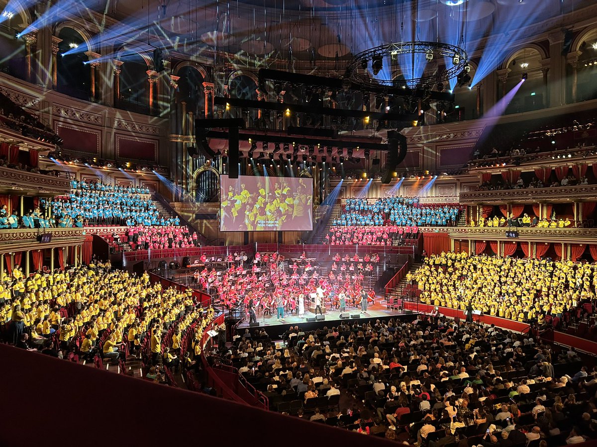 Congratulations to the @TBMHMusic on a truly epic musical performance tonight @RoyalAlbertHall in #MusicMakesMeTBMH. Beautiful and inspiring messages conveyed through 1000+ children in song. Well done everyone and Tuna Tuna! [you had to be there!]