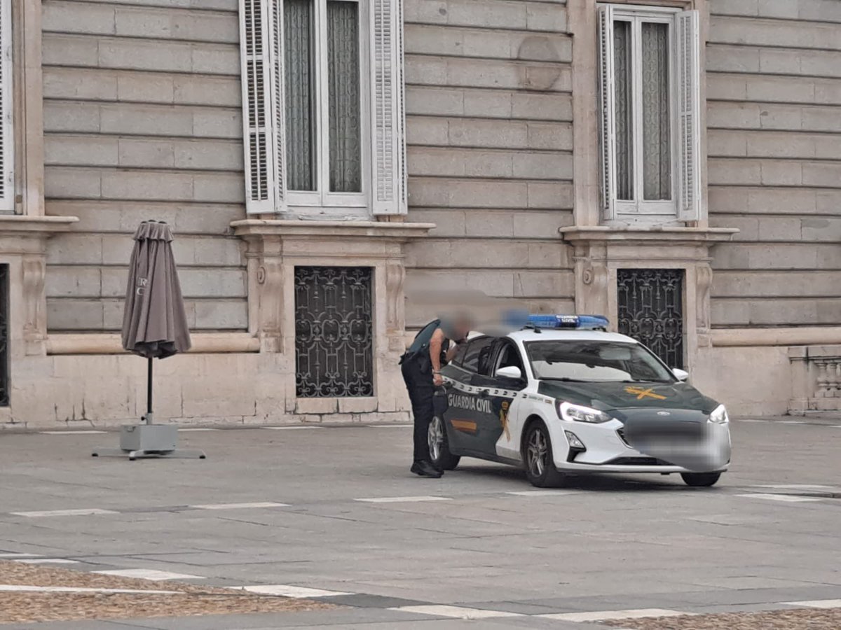 Sin palabras 😳
Para evitar insolación al agente de la Guardia Civil que realiza labores de vigilancia en el Palacio Real….¿han puesto una sombrilla? 😳