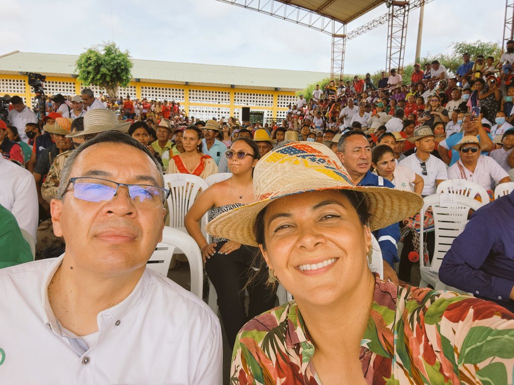 jmojicaflorez's tweet photo. Reportando desde Nazareth, Uribia en #LaGuajira en el #GobiernoConElPueblo Custodio Valbuena confirma que con la articulación del @MinAgricultura y el pueblo Wayuú #LaReformaAgrariaEsImparable pues llegaremos a 6.800 personas con soluciones al hambre y al agua en la Alta Guajira https://t.co/L8e2c9BBao