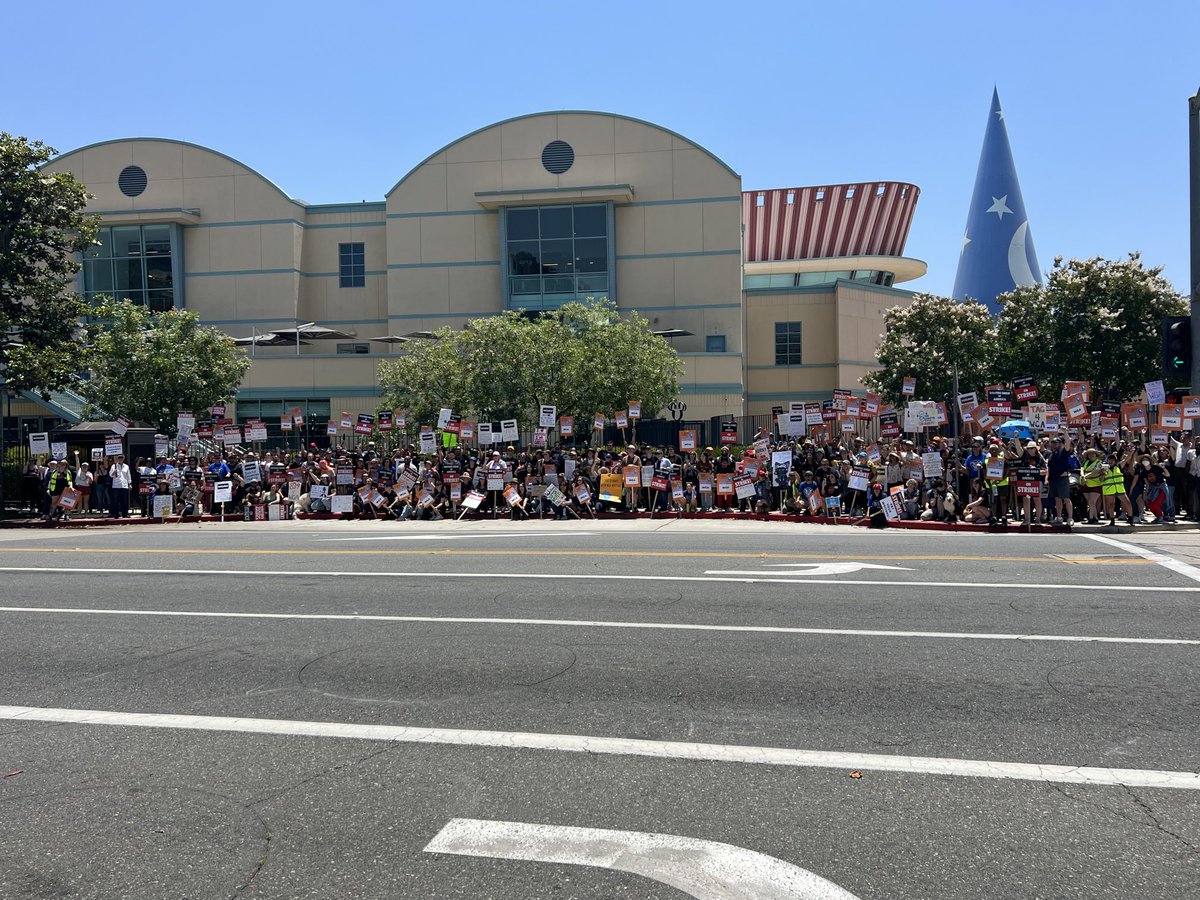 Leah Poulliot tweet media