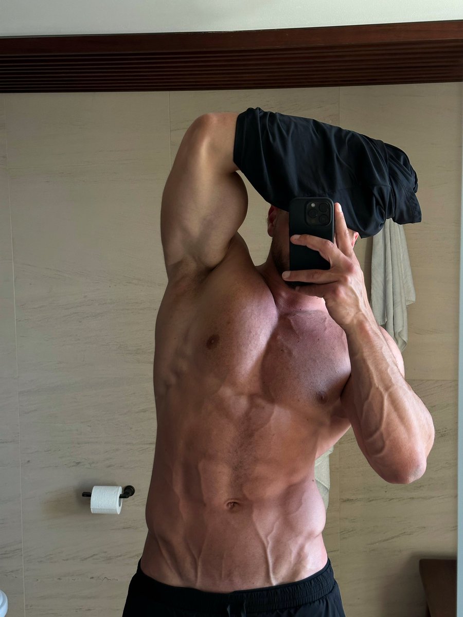 _igotflo's tweet photo. Post gym selfie https://t.co/IUGCQgVsbW https://t.co/dE59HV6XtY