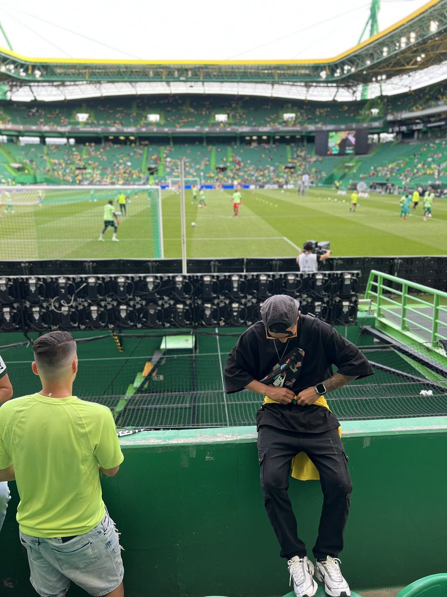 qualegabigol's tweet photo. só quem veio de baixo sabe o valor de cada conquista! nunca imaginei ver um jogo da seleção Brasileira na Europa 🔥🇧🇷🙏 https://t.co/i2A5ukULGv