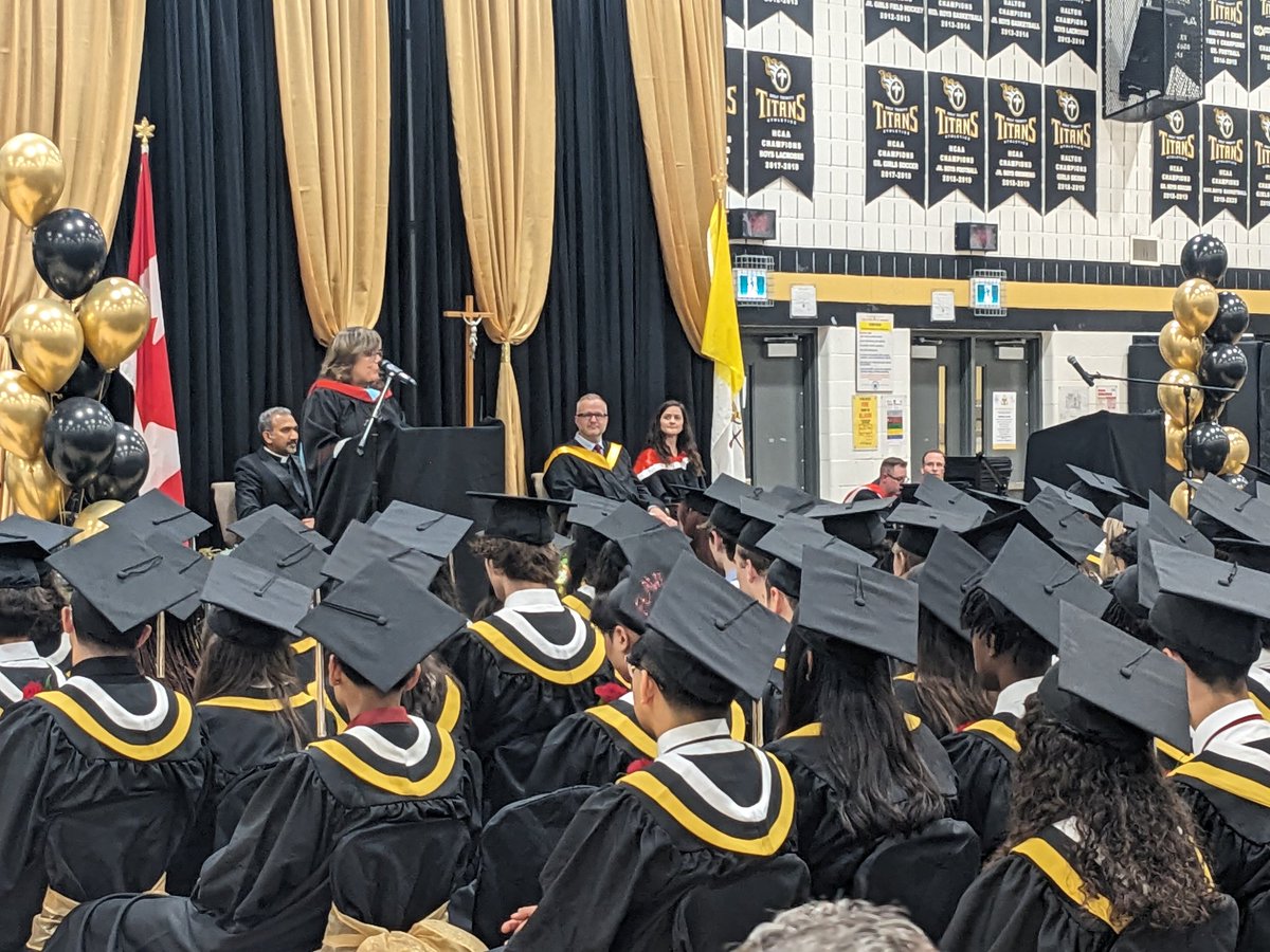HolyTrinityOak's tweet photo. A beautiful send off for our #Classof2023 #HTFamily https://t.co/hJdH0OhSlg