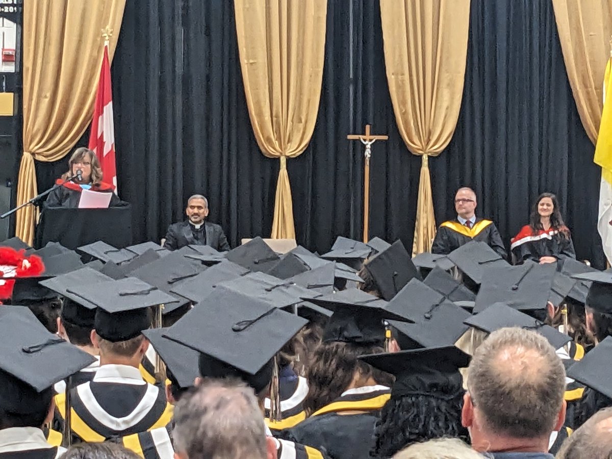 HolyTrinityOak's tweet photo. A beautiful send off for our #Classof2023 #HTFamily https://t.co/hJdH0OhSlg