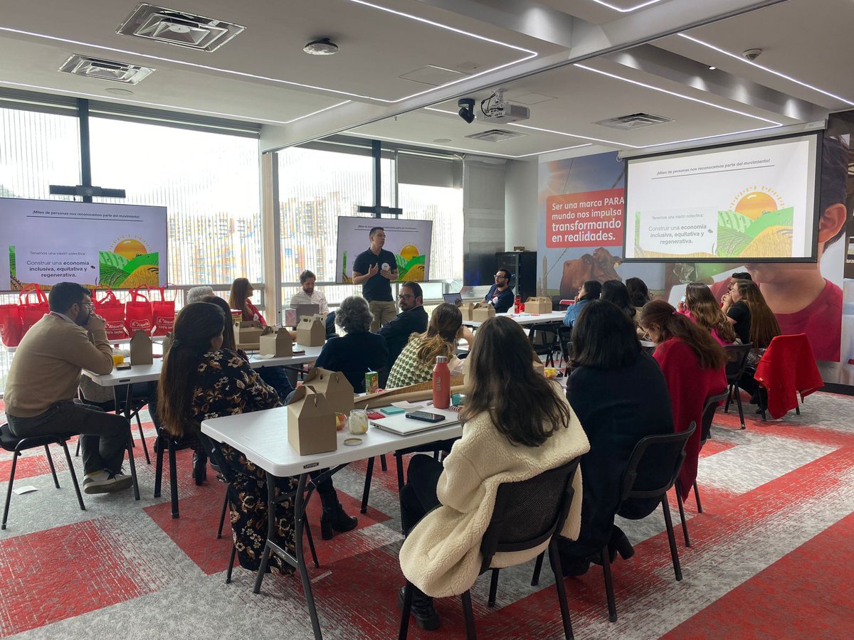 AlqueriaOficial's tweet photo. Ayer vivimos un espacio de encuentro e inspiración con @sistemaBcol. Nuestros Líderes +B hicieron parte de un taller en el que conocieron cómo movilizar a nuestra comunidad para que juntos fortalezcamos nuestro triple impacto positivo. 
#EmpresaB #YoSoyFanAlquería #sostenibilidad https://t.co/nVgE3Z6tVK