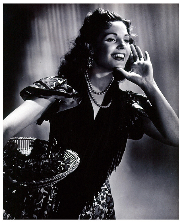 Una artistaza que se nos va, un brindis por esta gran hispalense que llevó el nombre de su tierra por todo el mundo.