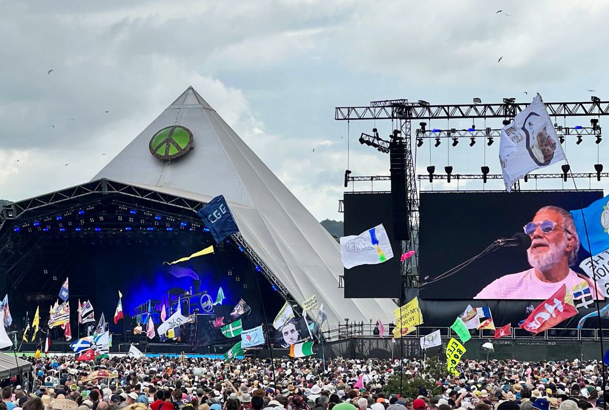 An historic moment at Glastonbury happened when Yusuf invited the 100,000 strong audience to join with him, sending a loud message of PEACE to the pilgrims performing Hajj in Makkah, then he sang 'Highness'.
Blessings of Eid be upon all the world.
#Eid #Glastonbury #Hajj #Peace