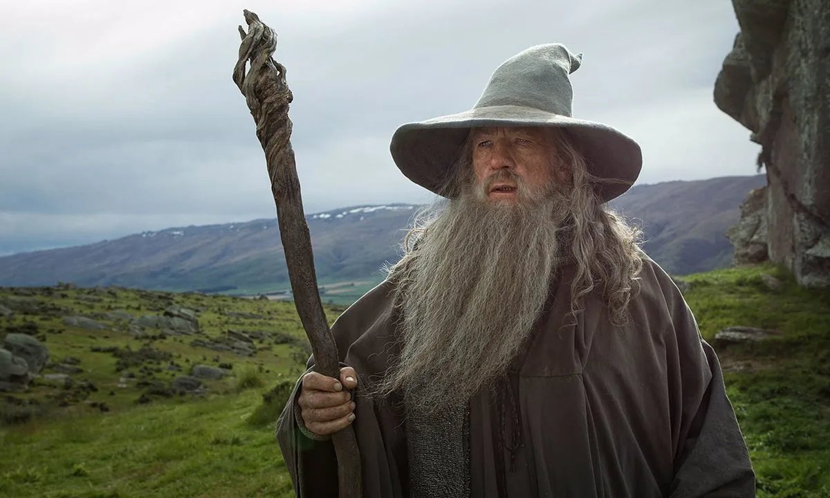 EruThingol's tweet photo. Gandalf instigó a los enanos a recuperar Erebor, descubrió la ubicación del anillo único y enfrentó al líder de su orden. Dirigió a la compañía en el paso por Moria y se sacrificó heroicamente. Tras resucitar con el permiso de Iluvatar actuó de una forma más activa (por si antes no lo había sido) siendo fundamental en la supervivencia de Rohan y liderando la defensa de Minas Tirith. Inspiró los corazones de los hombres frente a la puerta negra y rescató a Frodo y Sam en el monte del destino. Su participación fue vital para que se lograra la paz en la tierra media