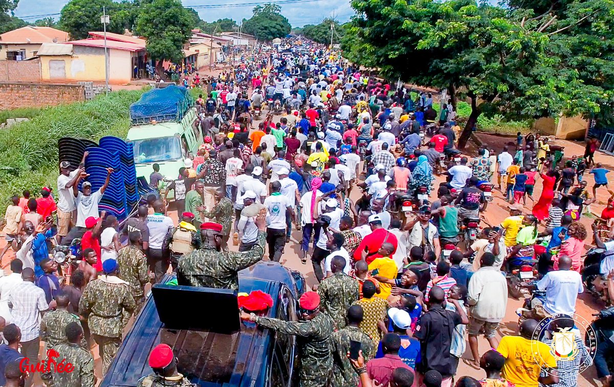 GuineeBuzz's tweet photo. 🔴🇬🇳Accueil chaleureux réservé au Chef de l'État, le Colonel Mamadi Doumbouya, sur près de 10 km jusqu'à sa résidence , à la Villa #Sily. https://t.co/sxTctsb7yu