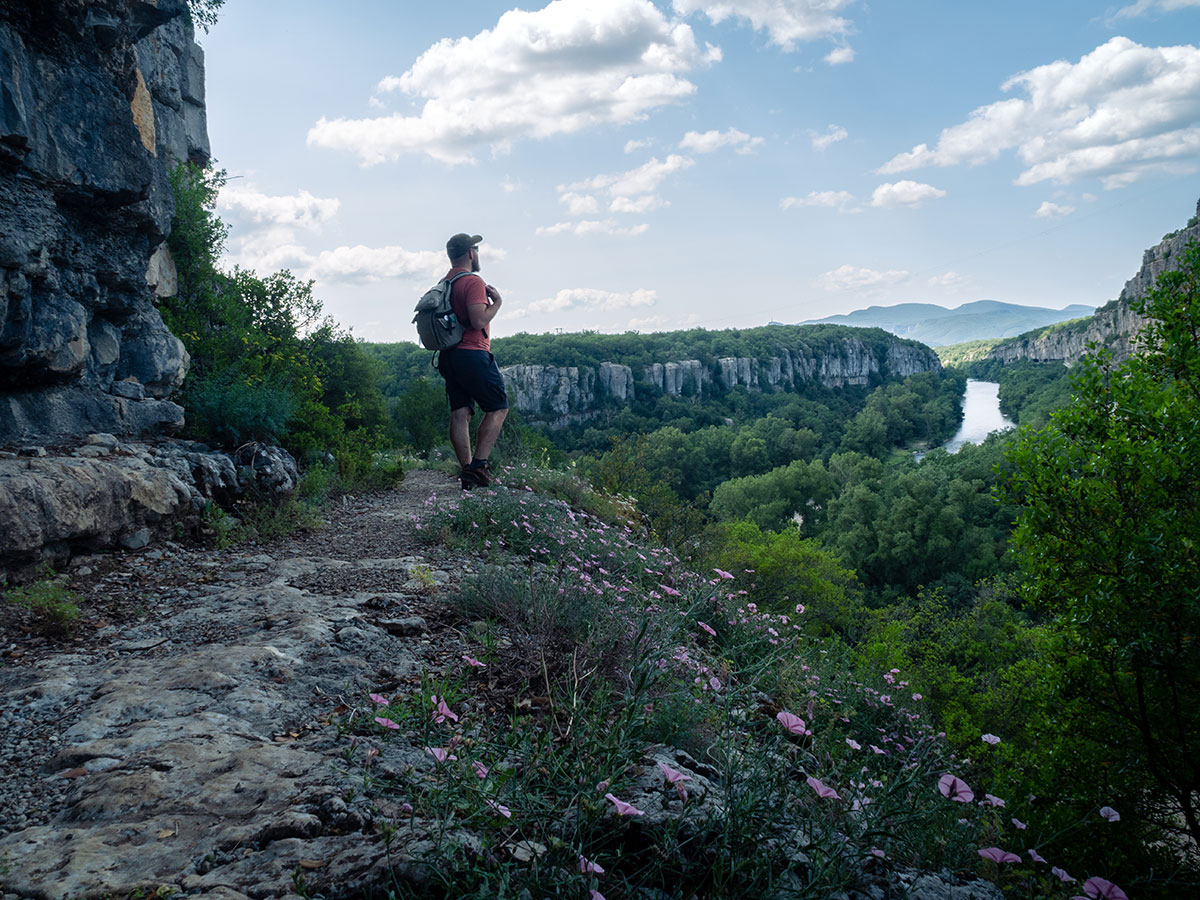 🥾🏞 CIRQUE DE GENS 🏞🥾

Point de vue sublime qui domine la rivière #Ardèche, le Cirque de Gens est l'un des paysages "carte postale" de notre beau département 😍

De belles rencontres animalières capturées en toute discrétion pour des moments magiques...✨