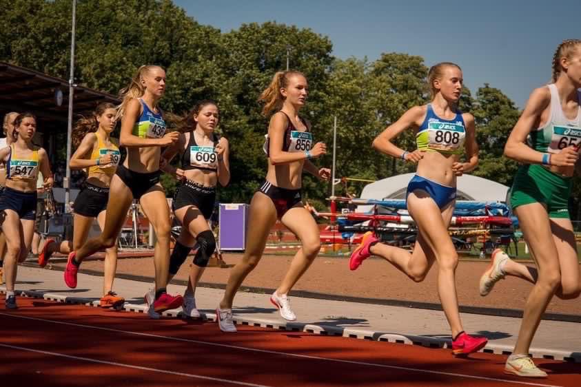 5 medailles bij warm NK junioren in Bergen op Zoom.

GOUD
Zoë van Gils - 400m horden MB (64.04)
Celine van Heerikhuize - 800m MA (2.06.14)

ZILVER
Sophie Eikendal - 3km MB (11.19.14)

BRONS
Evi Falkena - 3km MB (11.23.22)
Tess van Randtwijk - 5km MA (18.00.83)